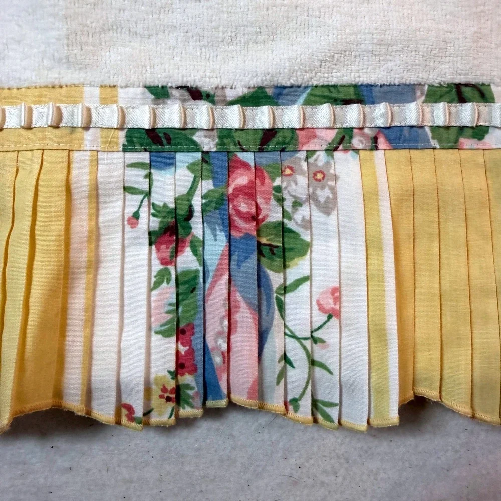 Vintage 1978 Avanti Collection Floral Ruffle Hand Towel Cottage Grandmillennial